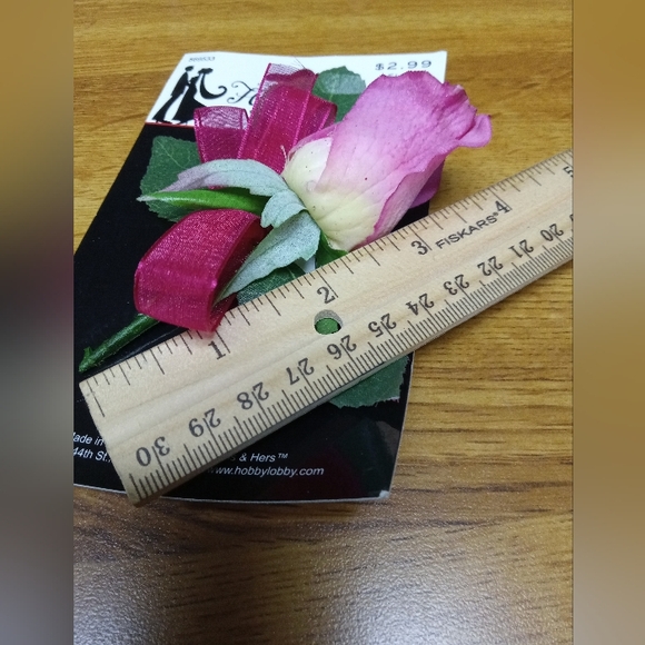 Boutonniere True Touch Pink Rose - Picture 4 of 6